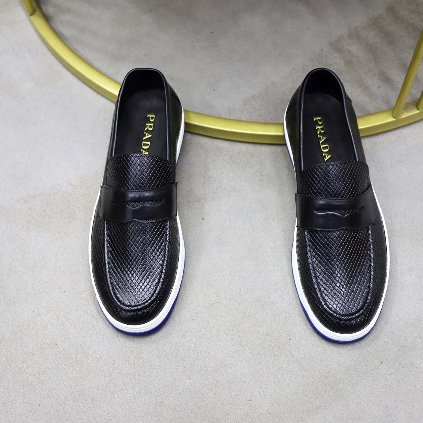 Factory price: 💰640 Prada classic men’s lace-up casual shoes | Imported cowhide upper | Upper stitching layered design, light and breathable | Soft and comfortable | Decorated with PRADA letters on the side | Distinctive sports style, showing the brand style | Lightweight concave and convex pattern rubber soles | Matched with cowhide foot pad lining | Excellent foot feel, fashionable and elegant | Size: 38-44 (45 customized)